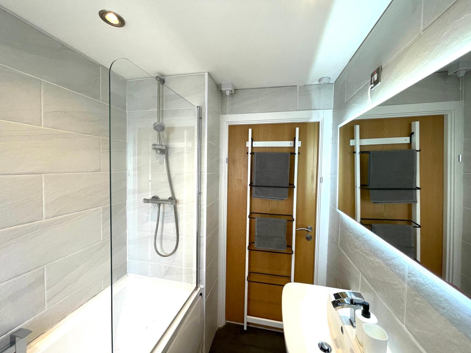 Rnm - Business Professionals Stay, Walsall City Centre, 2 Bedroom With Ensuite And Bathroom, Entire Place, Kitchen & Washroom With Amenities, Smart Tv, Easy Access, Fast Wifi, Parking Nearby, Great Transport Links Уолсолл Экстерьер фото