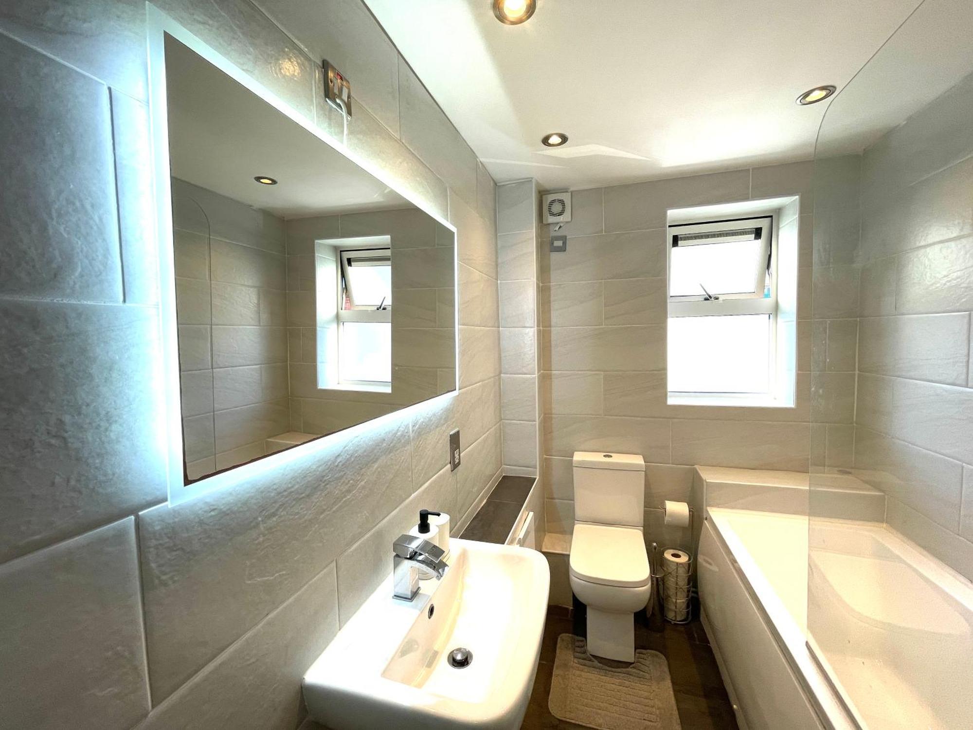 Rnm - Business Professionals Stay, Walsall City Centre, 2 Bedroom With Ensuite And Bathroom, Entire Place, Kitchen & Washroom With Amenities, Smart Tv, Easy Access, Fast Wifi, Parking Nearby, Great Transport Links Уолсолл Экстерьер фото