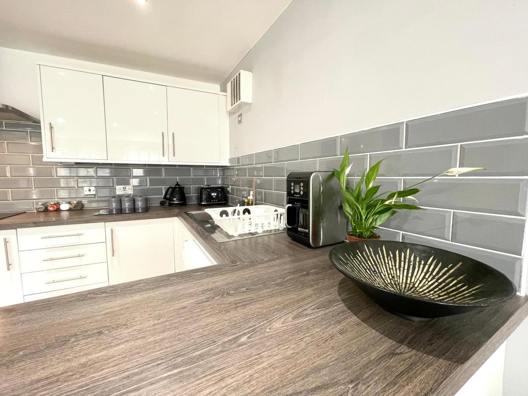 Rnm - Business Professionals Stay, Walsall City Centre, 2 Bedroom With Ensuite And Bathroom, Entire Place, Kitchen & Washroom With Amenities, Smart Tv, Easy Access, Fast Wifi, Parking Nearby, Great Transport Links Уолсолл Экстерьер фото